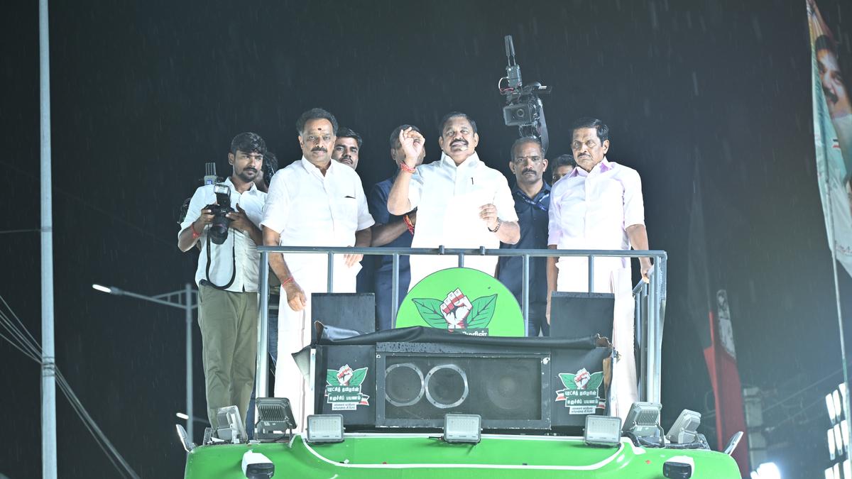 https://th-i.thgim.com/public/incoming/xncjig/article70104742.ece/alternates/LANDSCAPE_1200/EPS%20karur%20rally%204.JPG