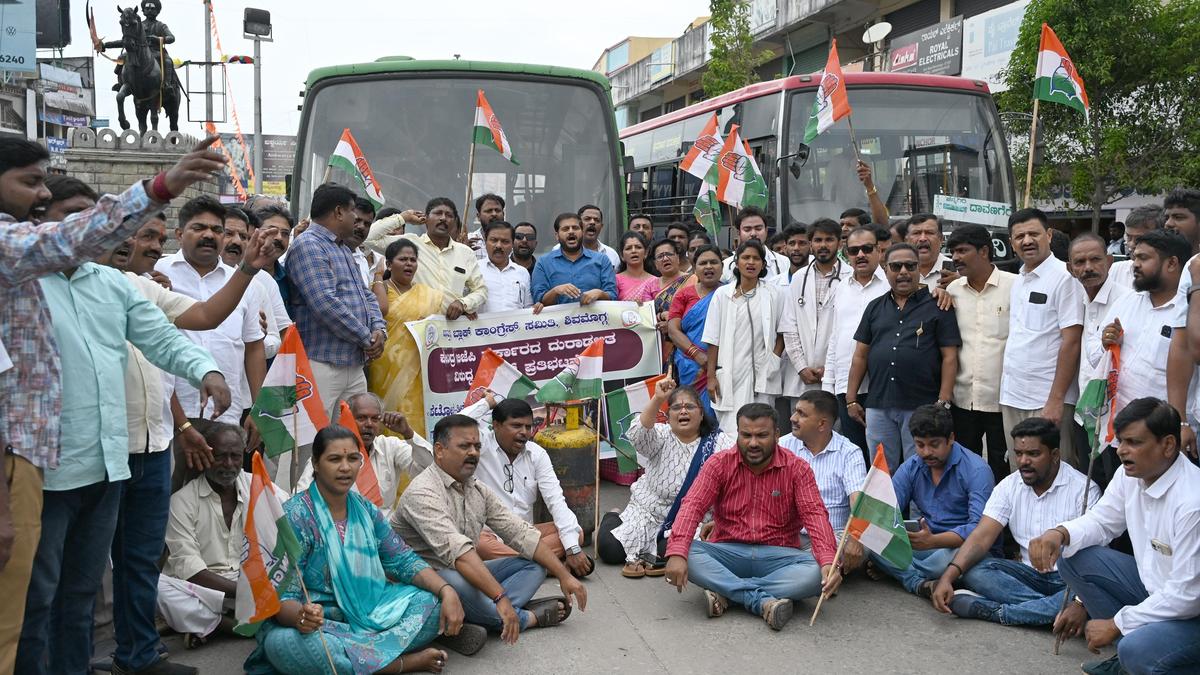 Congress workers stage protest against Central govt. in S...