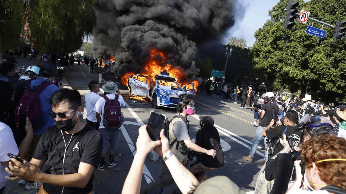 https://th-i.thgim.com/public/incoming/xo2klc/article69677293.ece/alternates/LANDSCAPE_1200/Immigration_Raids_Los_Angeles_36927.jpg