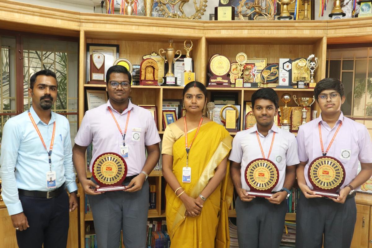 The students of Pushpalata Vidya Mandir in Tirunelveli, who won first place in a quiz competition organized by the Postal Administration