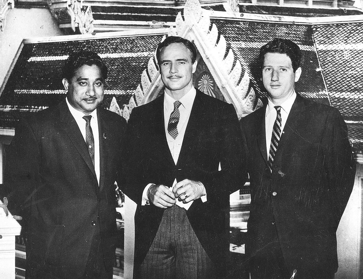 Sivaji Ganesan (a sinistra) è stato accolto da Marlon Brando (al centro) agli Universal International Studios durante la visita di Ganesan a Hollywood. Si vede anche Dennis H. Kux, console americano a Madras, che ha accompagnato Sivaji Ganesan nel suo tour negli Stati Uniti.