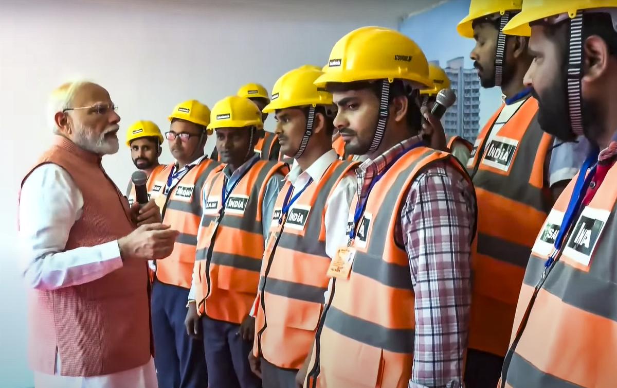 Premjerministrs Narendra Modi runā ar darbiniekiem jaunuzcelto dzīvokļu inaugurācijas laikā par deputātiem Ņūdeli. Foto: @narendramodi/yt, izmantojot PTI Premjerministrs Narendra Modi runā ar darbiniekiem jaunuzcelto dzīvokļu inaugurācijas laikā par deputātiem Ņūdeli. Foto: @narendramodi/yt, izmantojot PTI