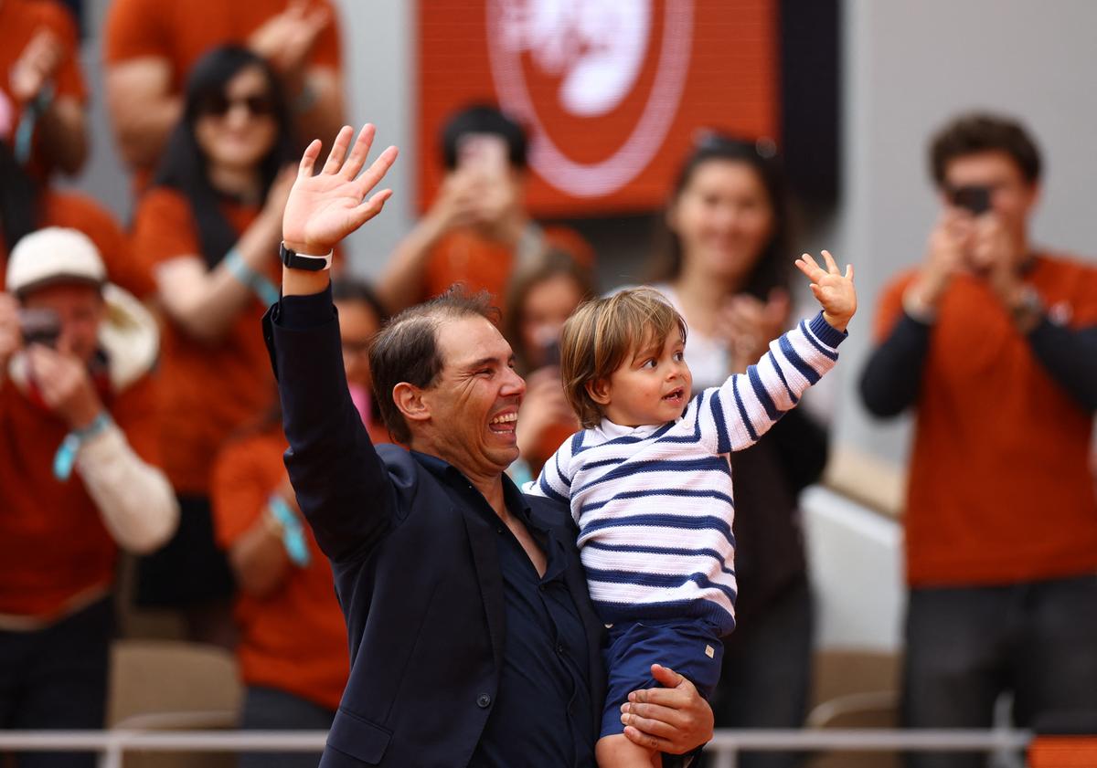     Rafael Nadal dan putranya Rafael Nadal Junior selama upacara upeti 
