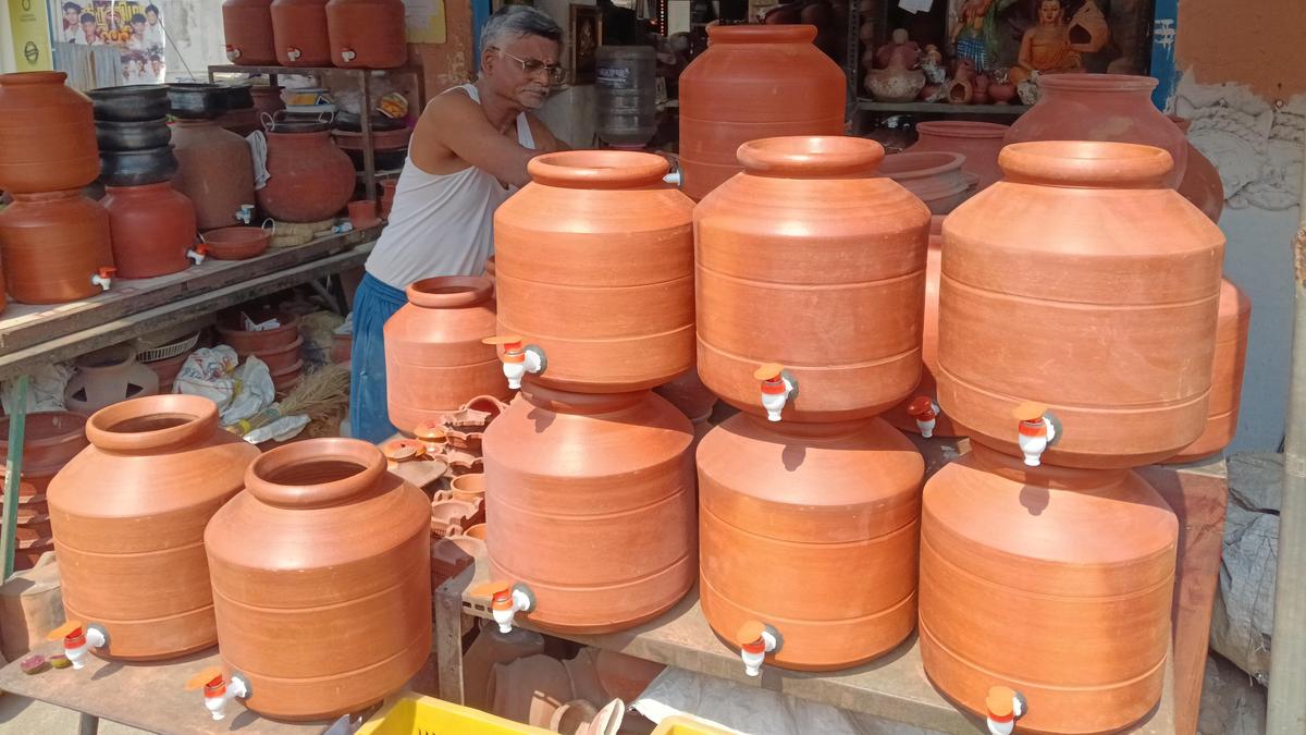 Sale of earthen pots increases following a rise in temperature