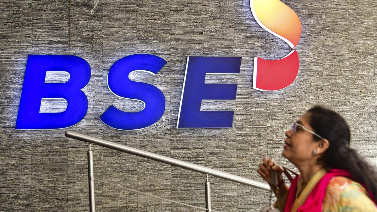 Sensex gains 213 points led by IT shares
