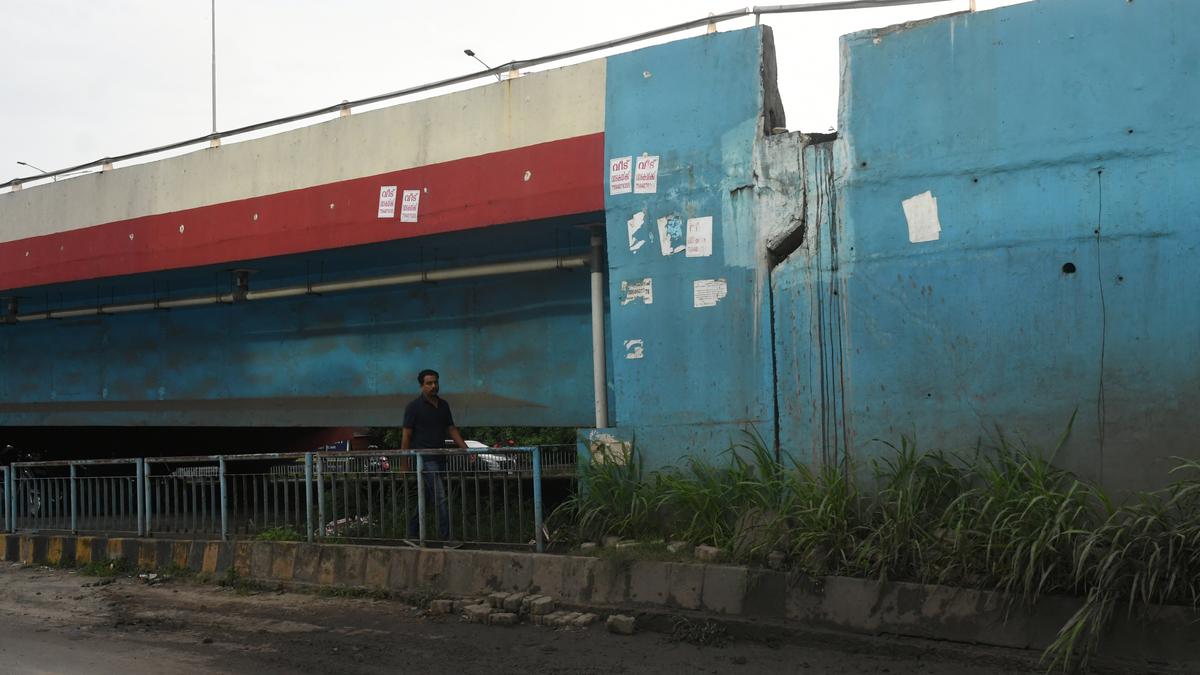 Soil investigation begins to probe gap on Kundannur Flyover