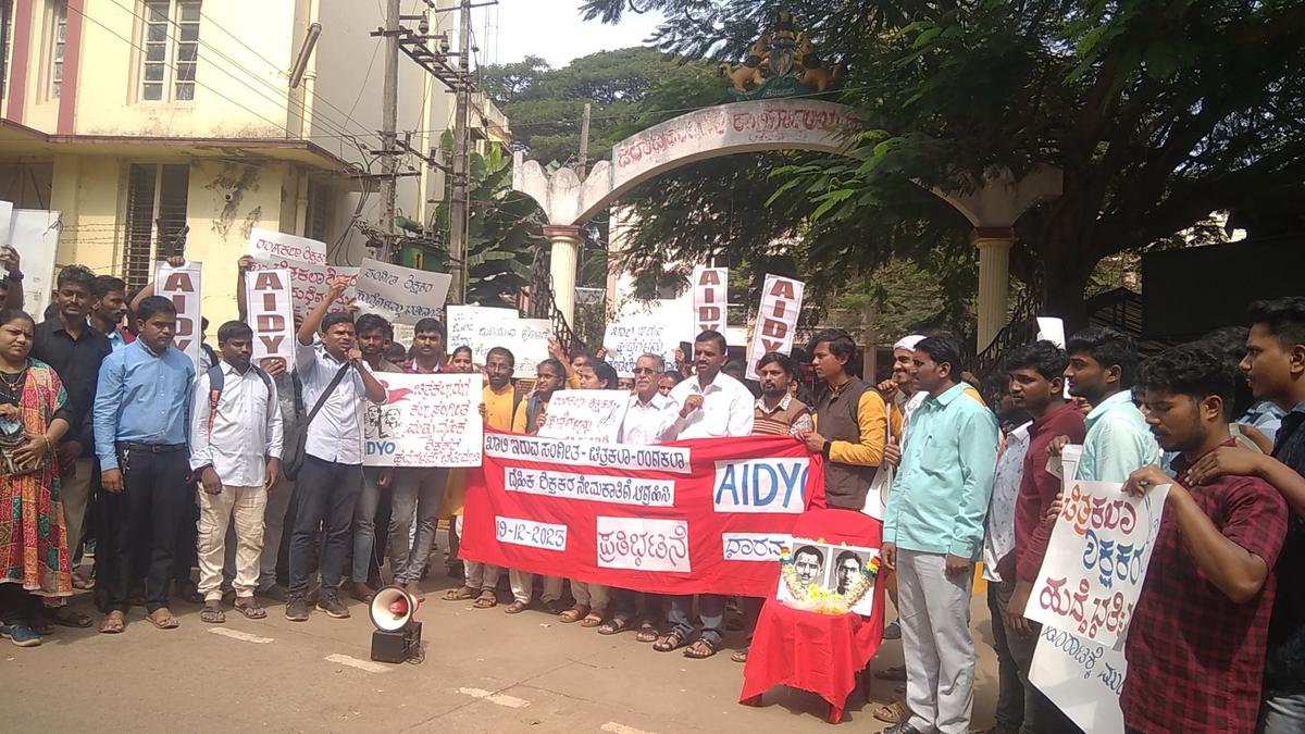 AIDYO stages protest in Dharwad seeking permanent appointment to posts of teachers of fine arts, music