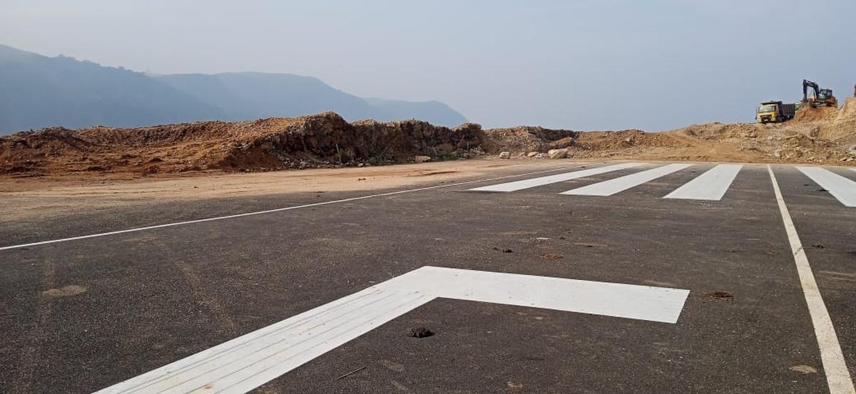 रविवार को सतराम हवाई पट्टी का एक रनवे। 