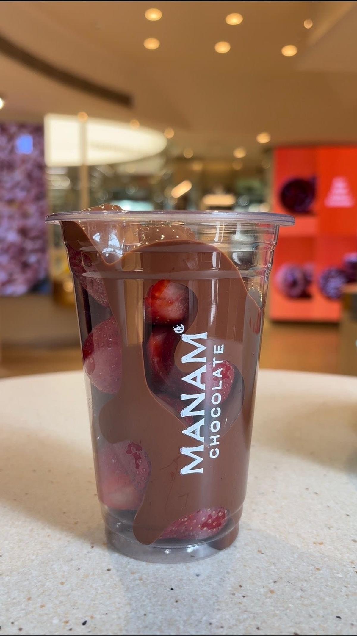 Jahodové čokoládové poháry v Manam