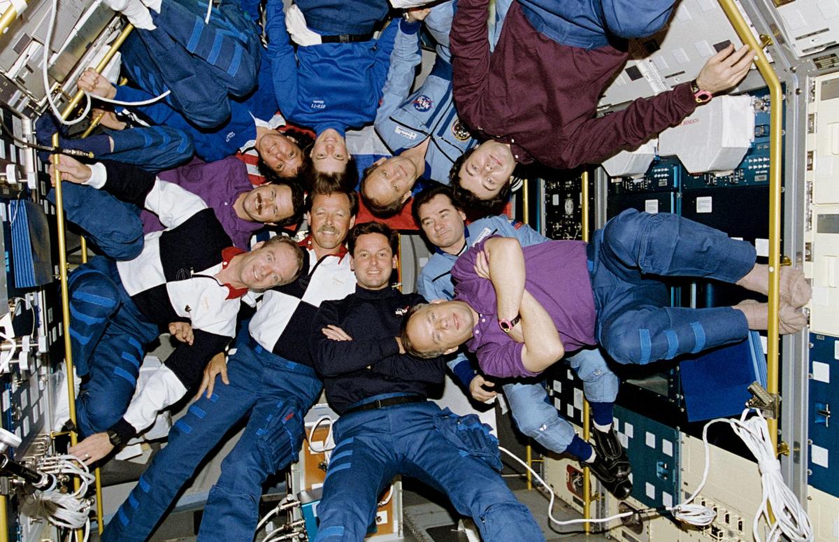 STS-71, Mir 18 and Mir 19 crews pose for in-flight portrait inside the space shuttle Atlantis’ Spacelab Science Module. STS-71, Mir 18 and Mir 19 crews pose for in-flight portrait inside the space shuttle Atlantis’ Spacelab Science Module.