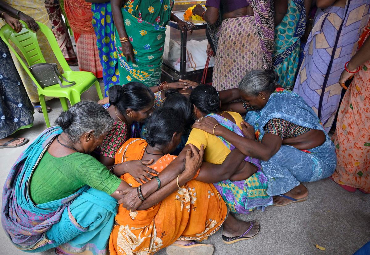 Relatives grieving over the deaths of Suresh and his wife Vadivukarasi in the hooch tragedy at Karunapuram in Kallakurichi town.