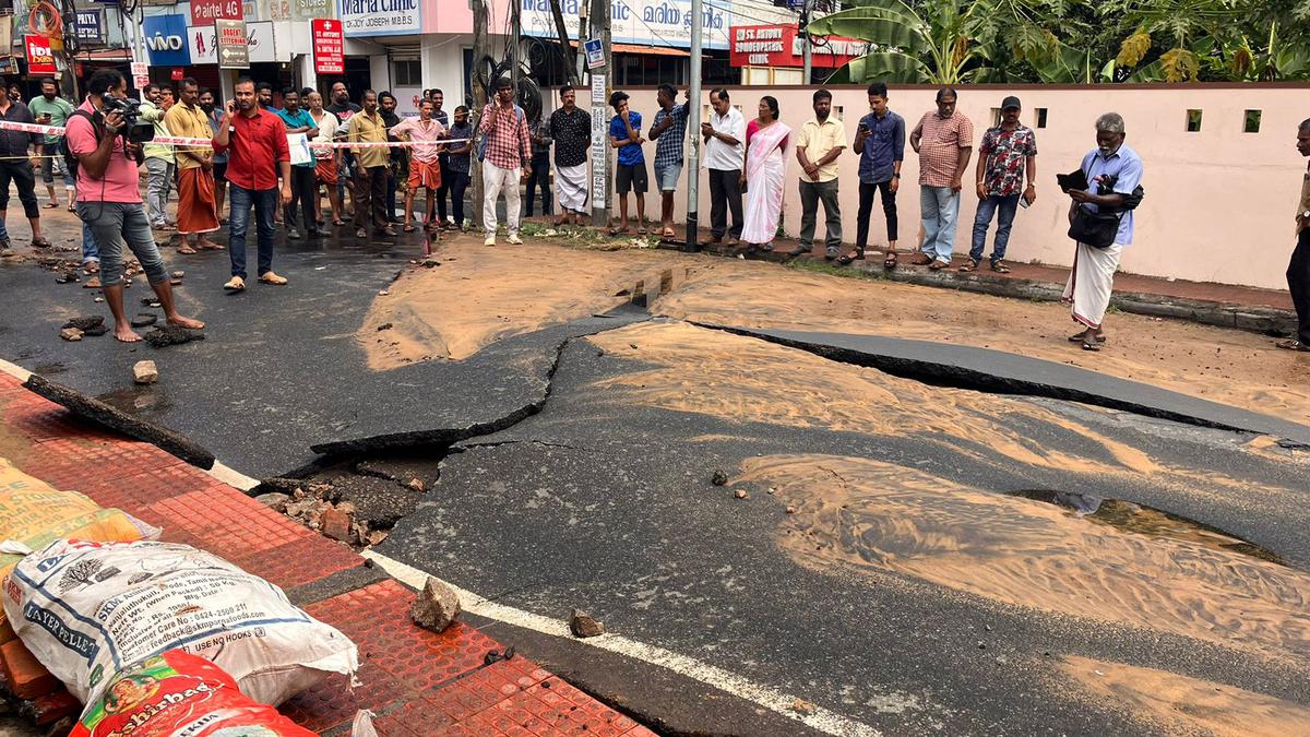 Pipe bursts on Palarivattom-Vytilla PWD road; water supply to 20 divisions to be hit for two days