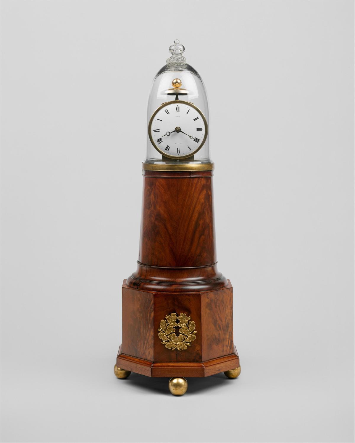 एक प्रकाशस्तंभ घड़ी. एक प्रकाशस्तंभ घड़ी.