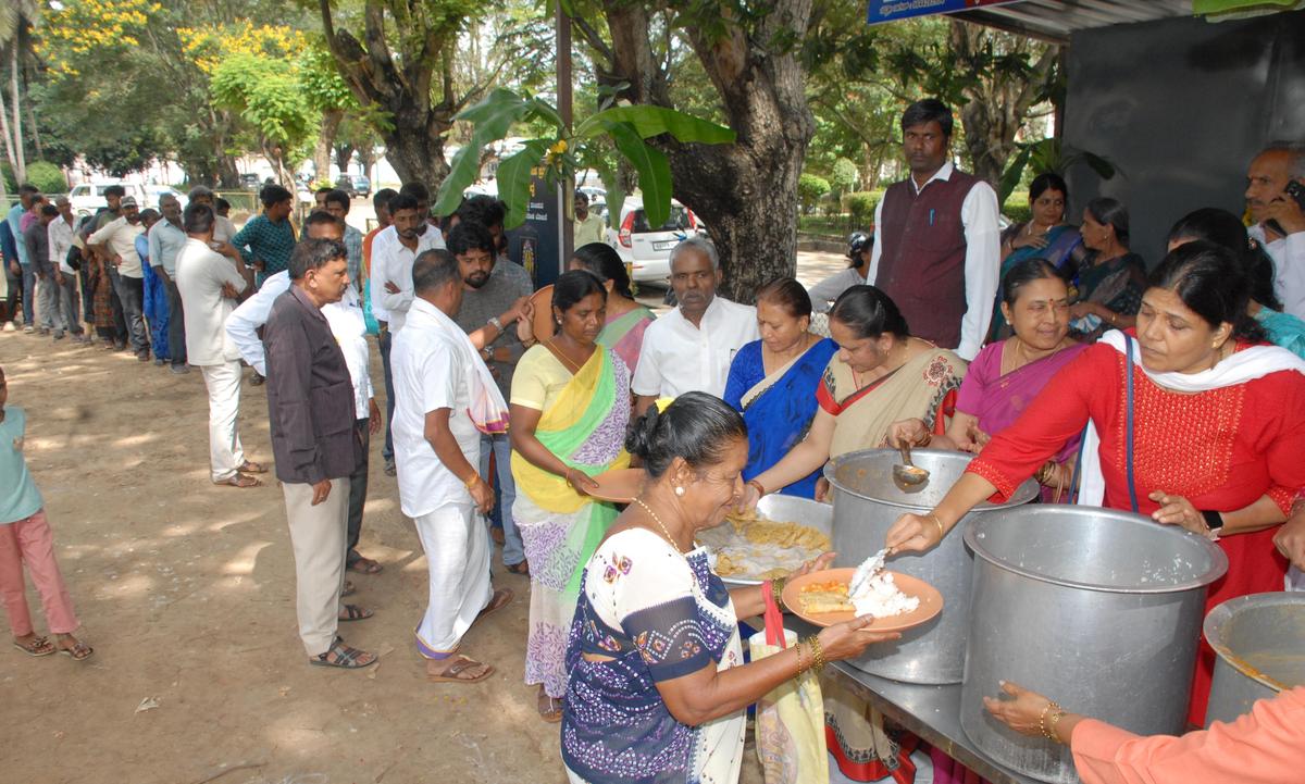 Volunteers come forward to offer free meals to visitors at McGann hospital  in Shivamogga - The Hindu