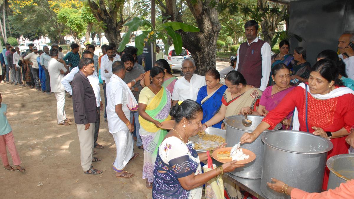 Volunteers come forward to offer free meals to visitors at McGann hospital in Shivamogga