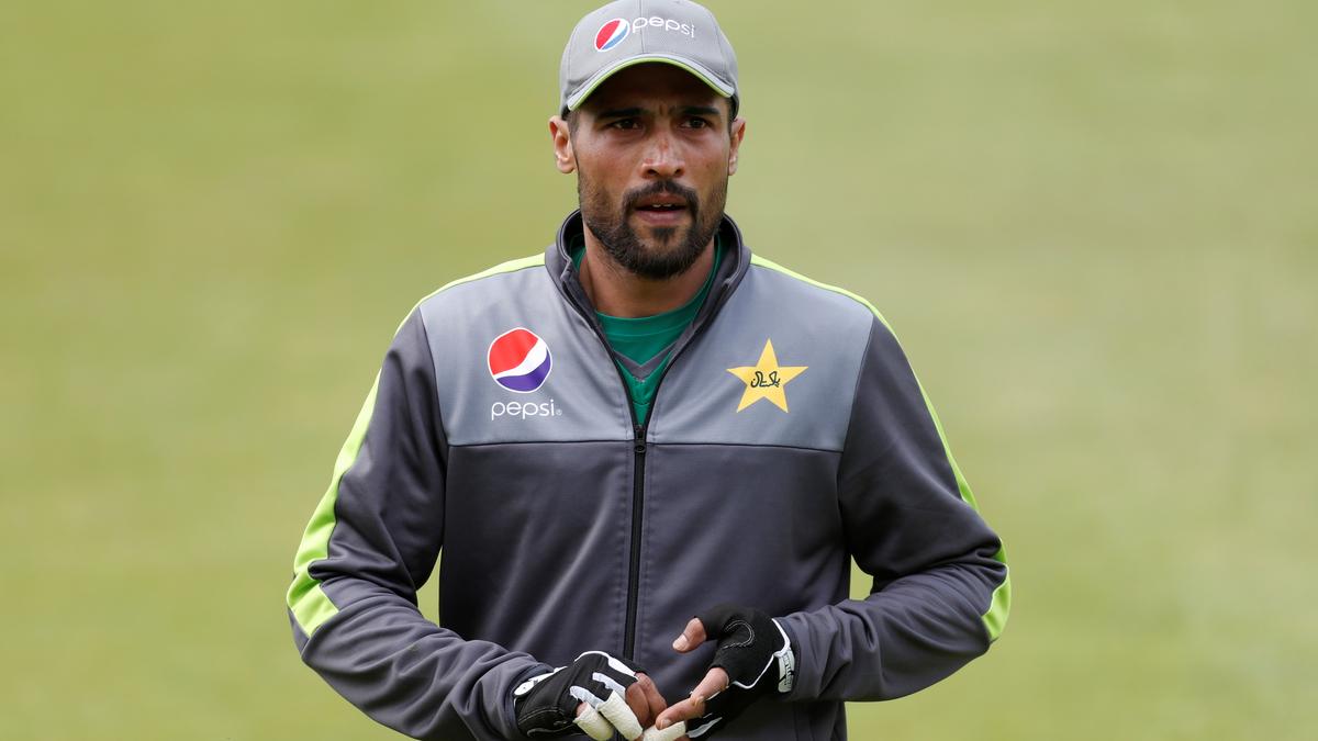 Pakistan’s star pacer Mohammad Amir announces retirement from international cricket