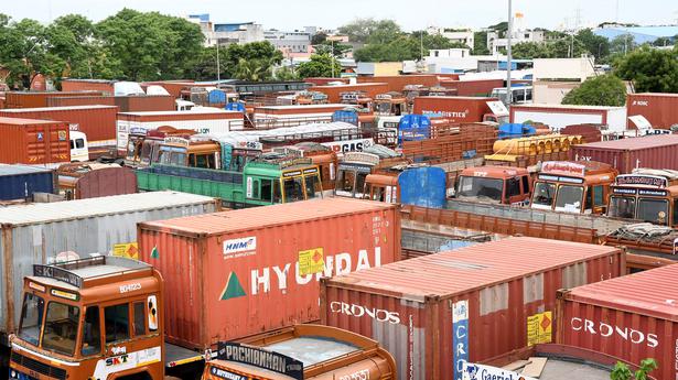 Owners of trailers go on strike demanding tariff revision