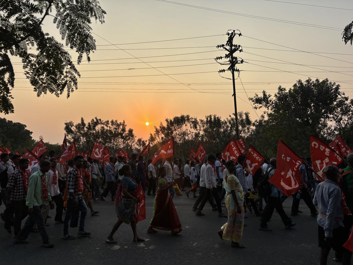 लगभग 30,000 प्रदर्शनकारियों ने पालघर कलेक्टर कार्यालय तक मार्च किया, जहां वे अपनी मांगें पूरी होने तक रुकेंगे।