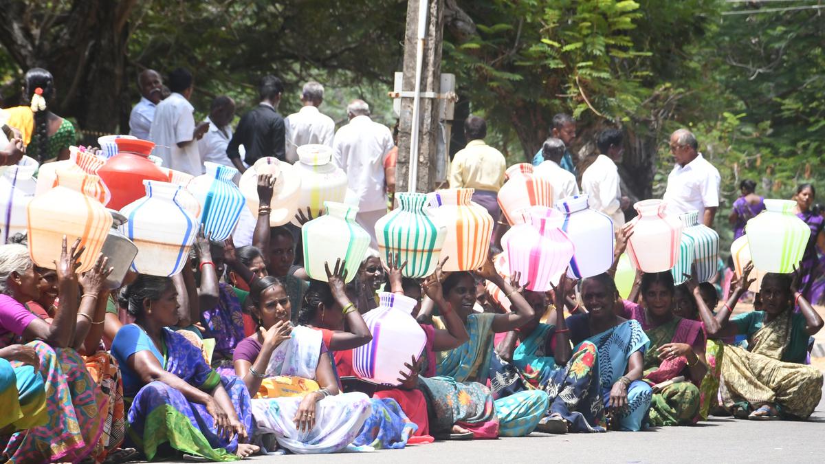 Women lay siege to Ramanathapuram Collectorate with empty pots