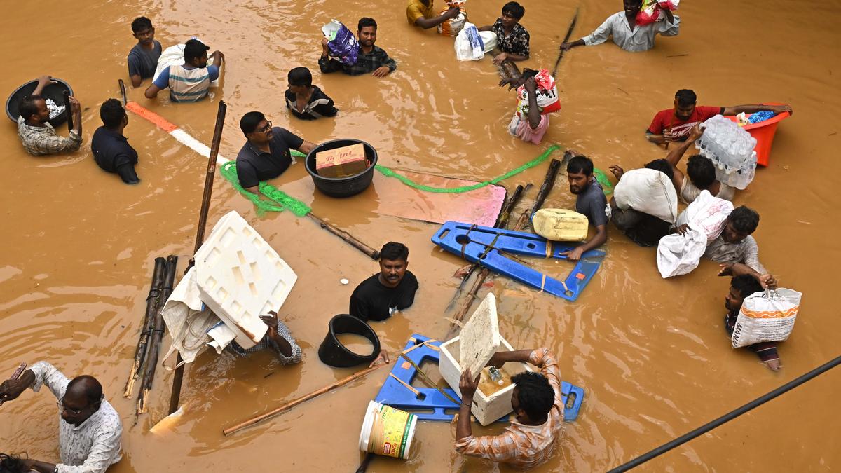 Chaos on Singh Nagar flyover as hundreds of people scramble to get food and water