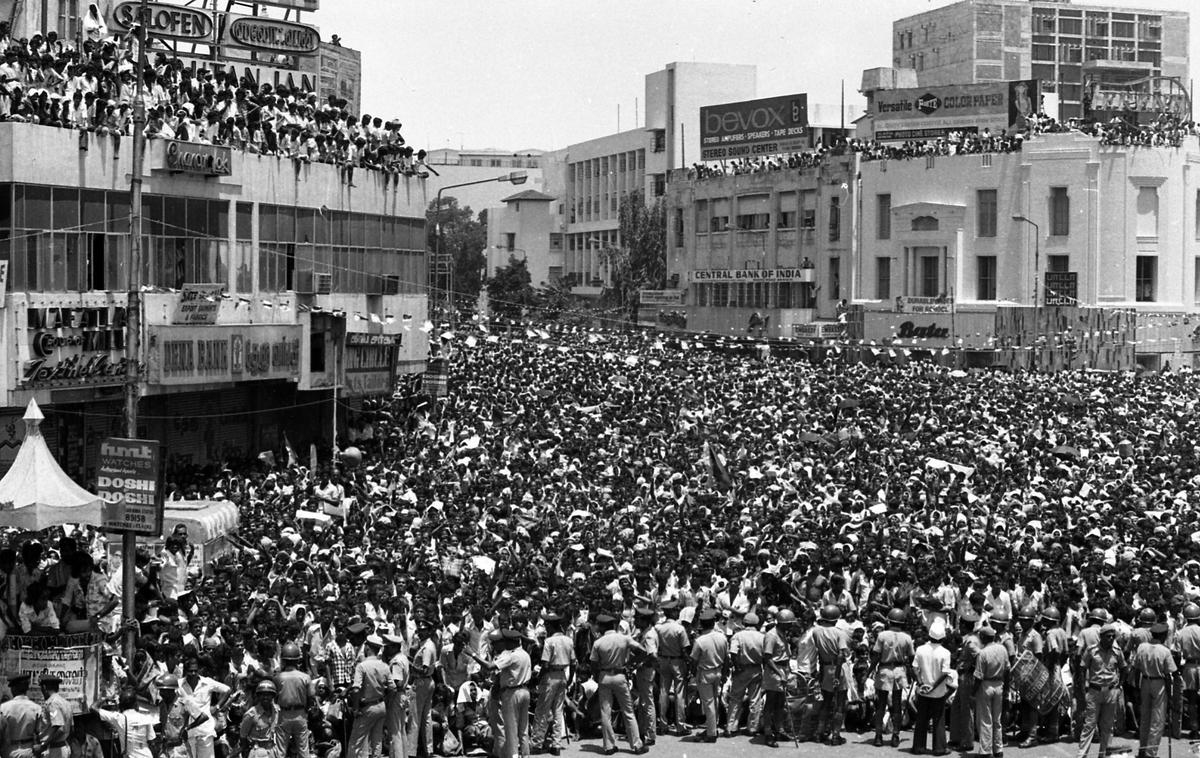 Una folla enorme si radunò davanti alla statua di Anna ad Anna Salai, Madras, per ascoltare MG Ramachandran parlare, dopo aver prestato giuramento come Primo Ministro del Tamil Nadu il 9 giugno 1980.