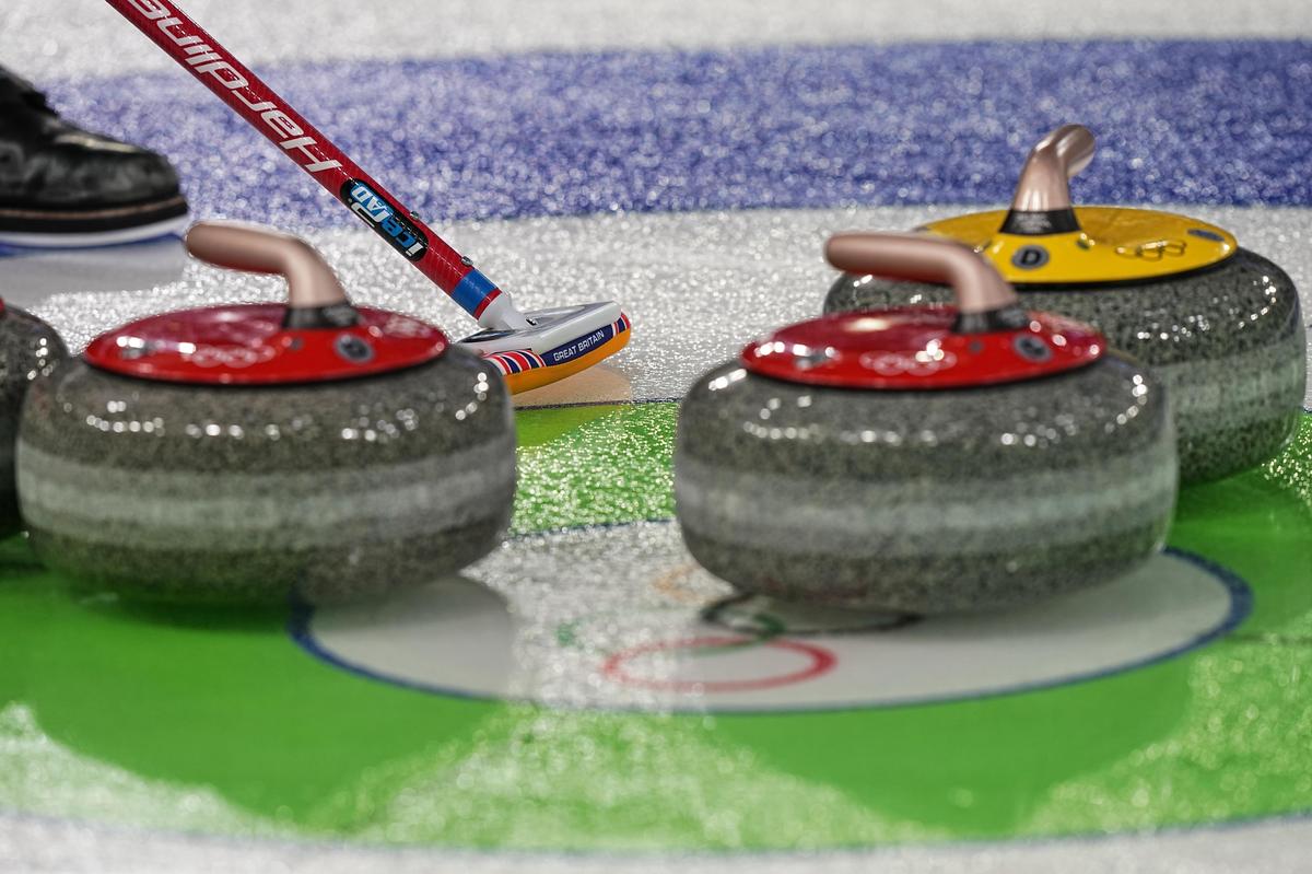 Una vista de las piedras de curling durante la fase de round robin de dobles mixtos de la competencia de curling contra Chequia, en los Juegos Olímpicos de Invierno de 2026, en Cortina d'Ampezzo, Italia, el 5 de febrero de 2026.