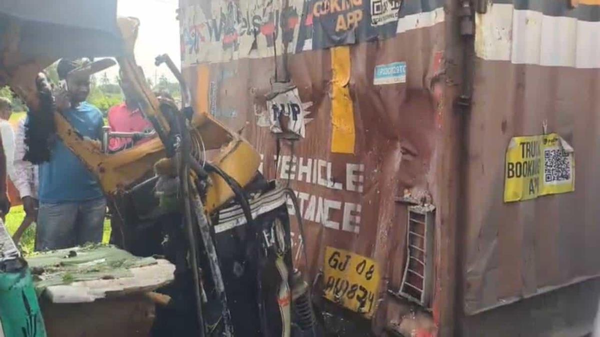 Five killed, at least 10 injured in serial accident in Chickballapur