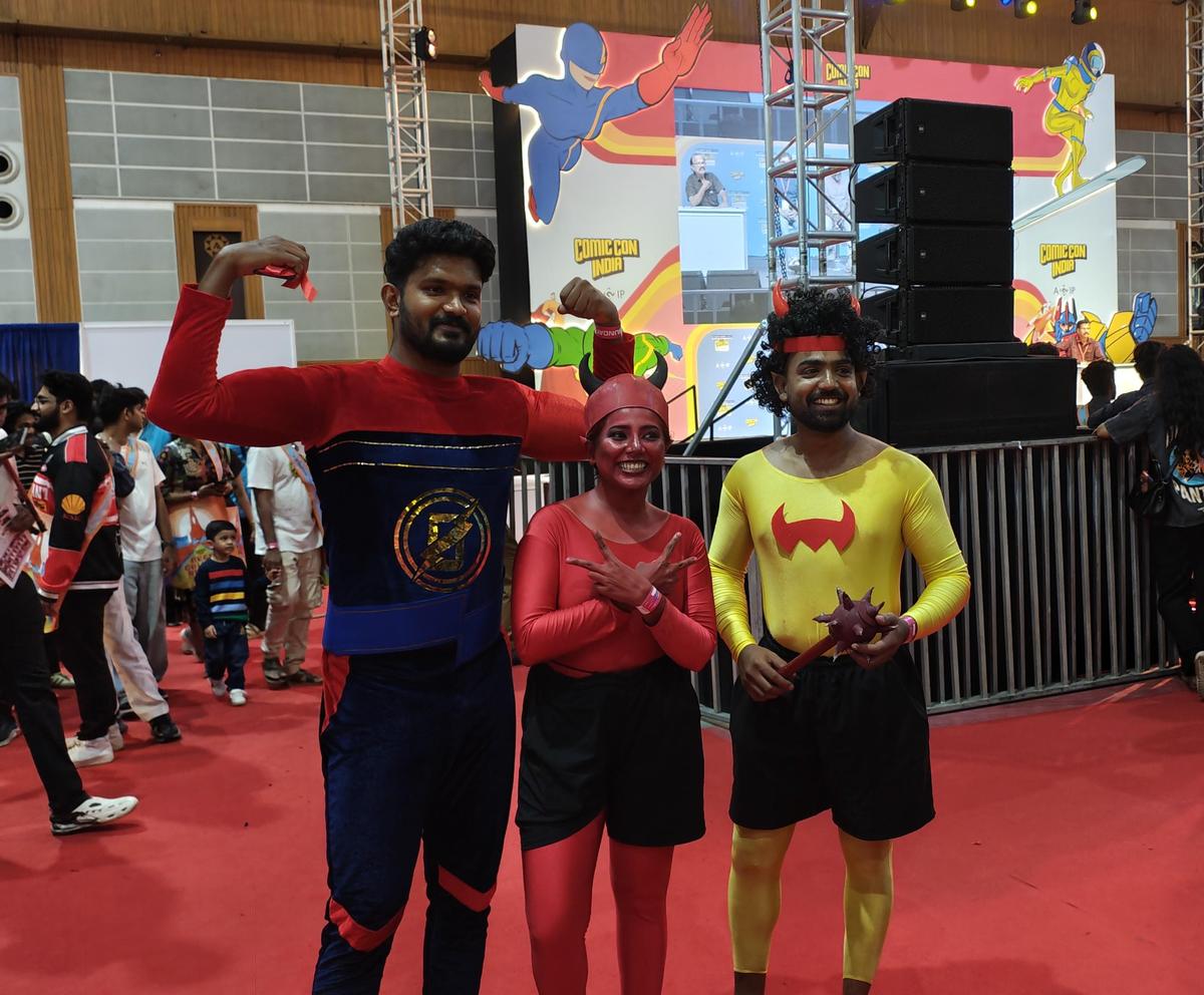 Binoy T Varghese nel ruolo di Minnal Murali, Waheda Pyarilal nel ruolo di Luttapi e Digil CD nel ruolo di Mayavi