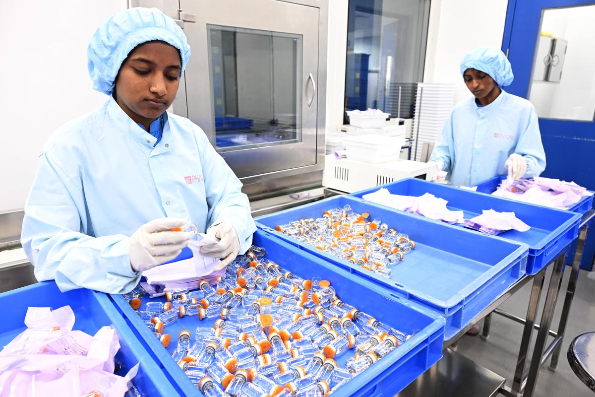 Pracovníci ve výrobní jednotce lahviček v zařízení Aurolab v Madurai. Pracovníci ve výrobní jednotce lahviček v zařízení Aurolab v Madurai.