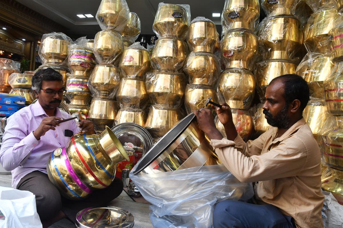  K Arivazhagan and his colleague P Mohan at Lakshmi Puram in Madurai