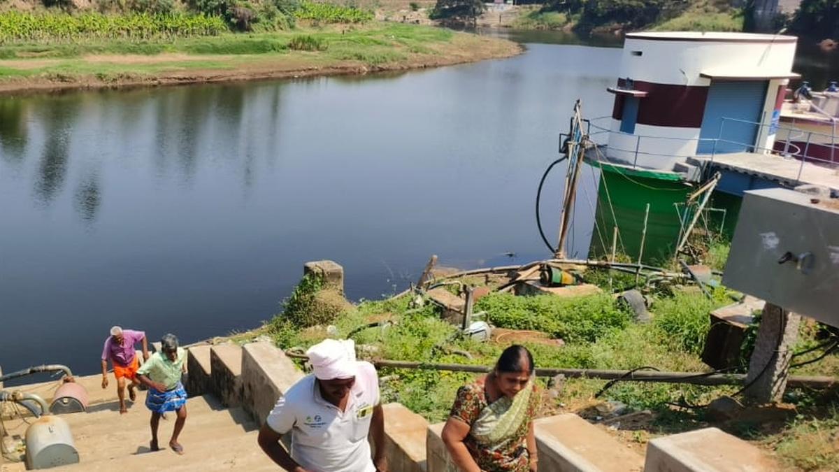 Black colouration in Bhavani river lands Jadayampalayam and Bellepalayam panchayats near Mettupalayam in water crisis