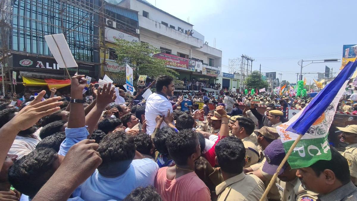 2 injured as Amaravati Maha Padayatra turns violent in Rajahmundry in ...