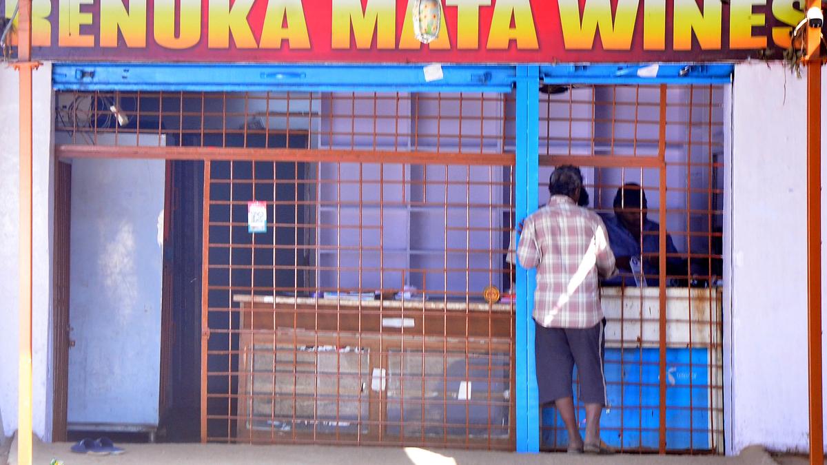 Telangana Govt notifies allotment of 2,620 retail liquor outlets for 2025-27; ₹5 lakh per annum for walk-in stores