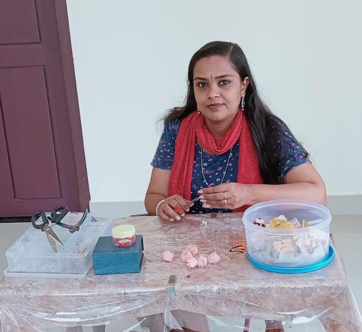 Nita Vijay Lerry uit Thiruvananthapuram verkoopt op maat gemaakte haldi- en mehendi-sieraden via haar online merk Nilaby's