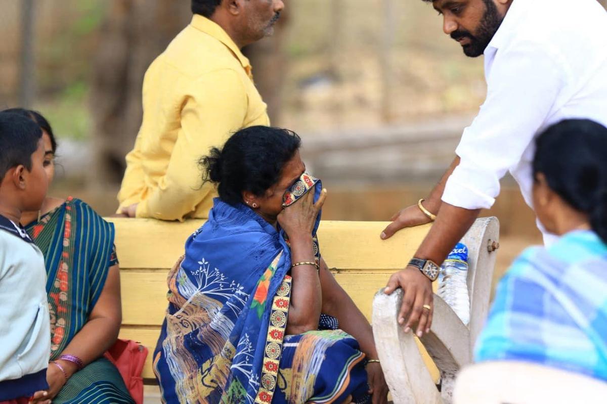 1 जनवरी की रात बल्लारी में दूसरी झड़प के दौरान मारे गए कांग्रेस कार्यकर्ता राजशेखर के दुखी परिजन।