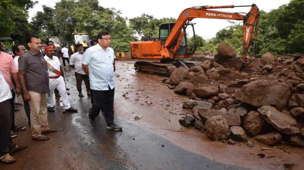 Vehicle movement in Yercaud banned at nights due to rain