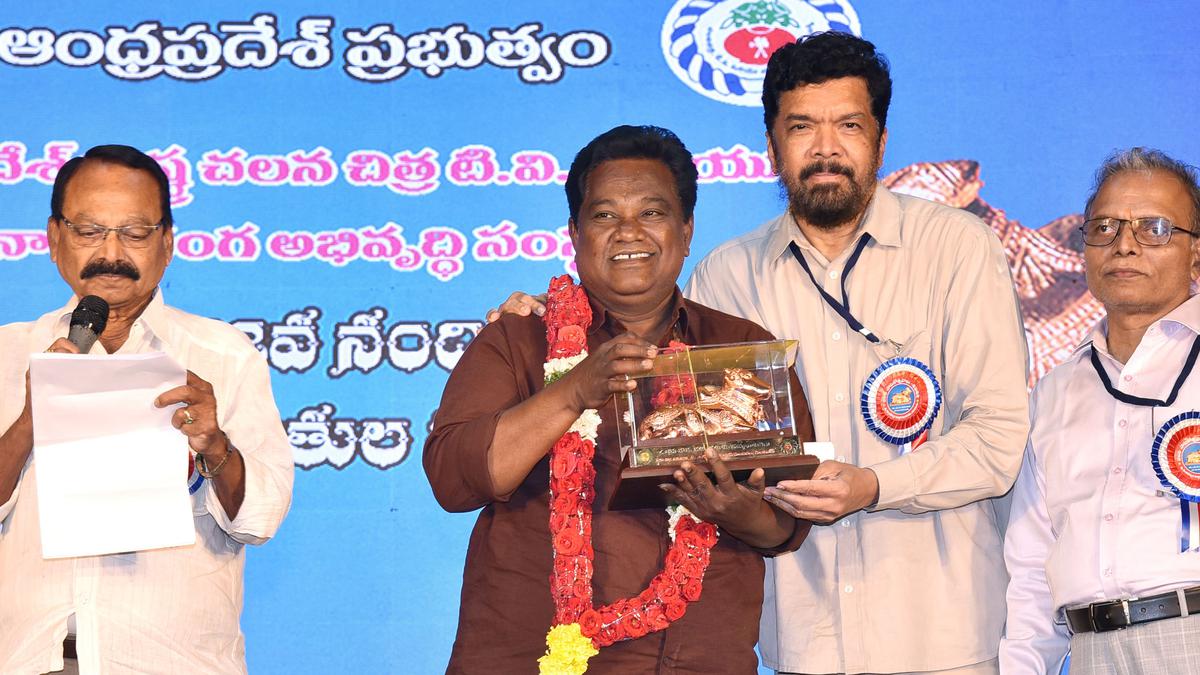 Artiste from Visakhapatnam receives Nandi award in Guntur