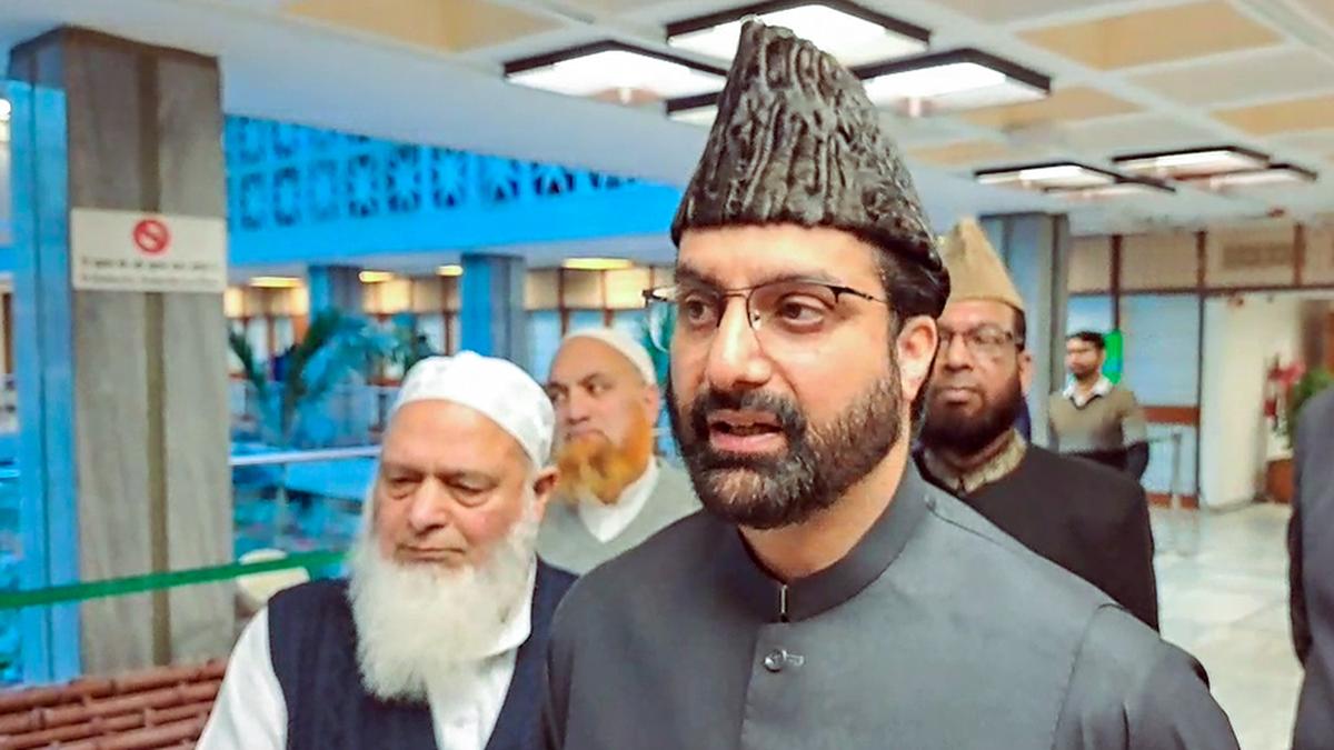 Mirwaiz meets parliamentary panel on Waqf Bill, opposes amendments, seeks meaningful talks