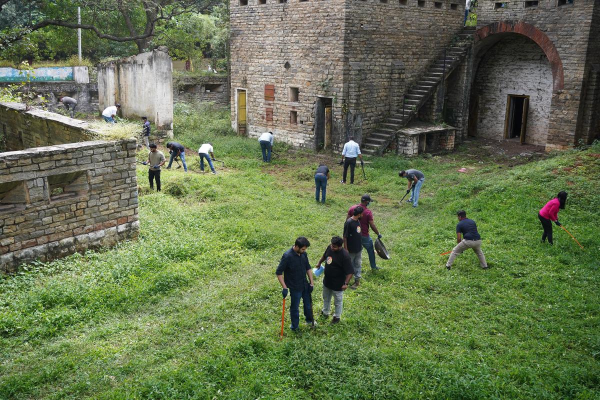 The Army and volunteers from the HandsOn Foundation carrying out the restoration work of the outpost.