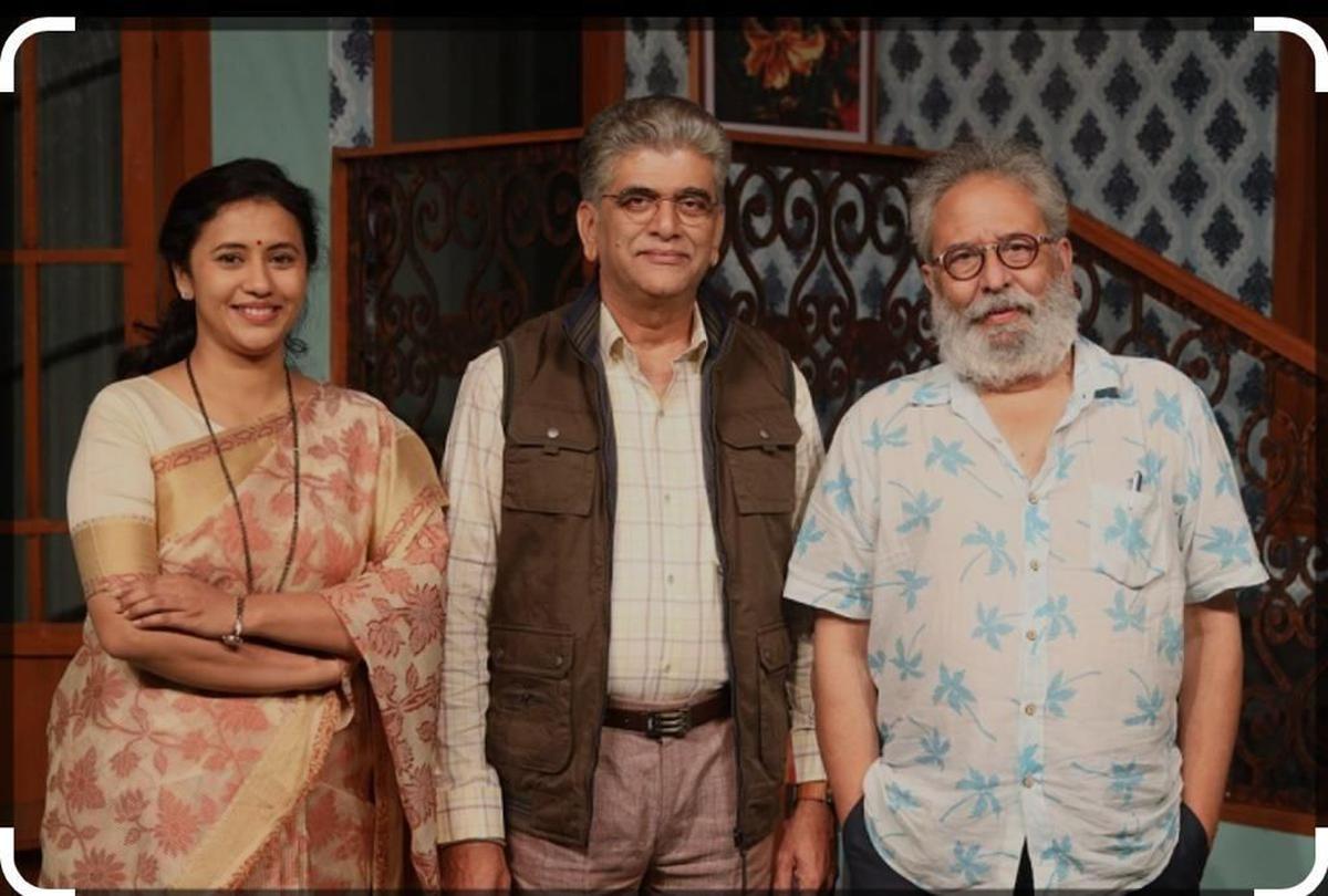 The actors with director Vijay Kenkare 