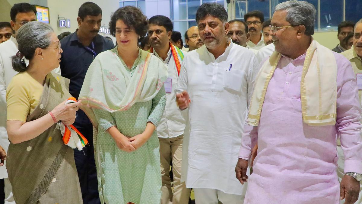 Sonia Gandhi, Priyanka arrive in Mysuru en route to Wayanad