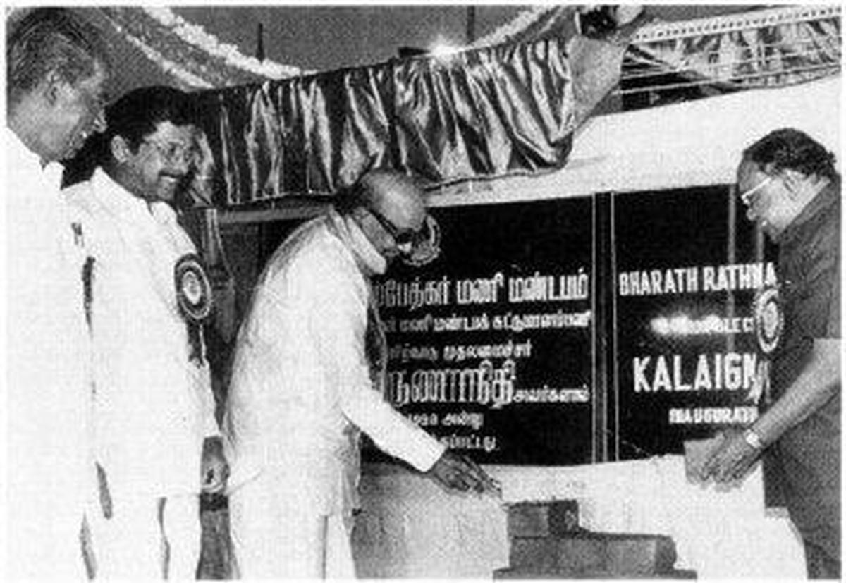 तत्कालीन मुख्यमंत्री एम. करुणानिधि बुधवार को चेन्नई में डॉ. अंबेडकर स्मारक निर्माण की शुरुआत के लिए ईंट रख रहे थे, मायलापुर के विधायक, रामजयम, आदि द्रविड़ और जनजातीय कल्याण मंत्री समयनल्लूर सेल्वारासु, और आदि द्रविड़ और जनजातीय कल्याण विभाग के सचिव, आर. रथिनासामी देखते रहे।