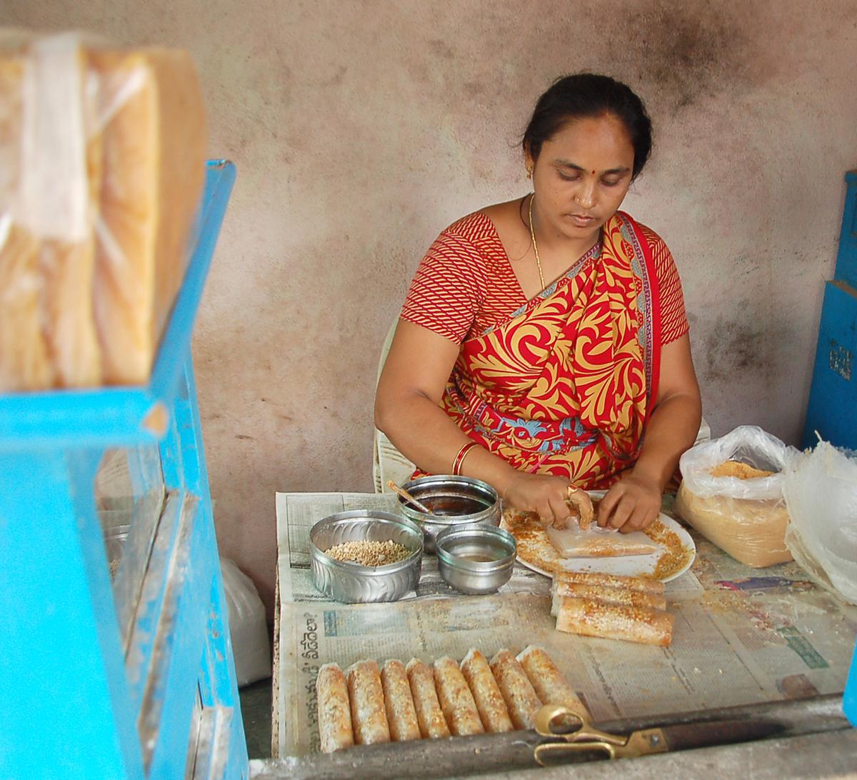 How is the Atreyapuram Pootharekulu sweet prepared?