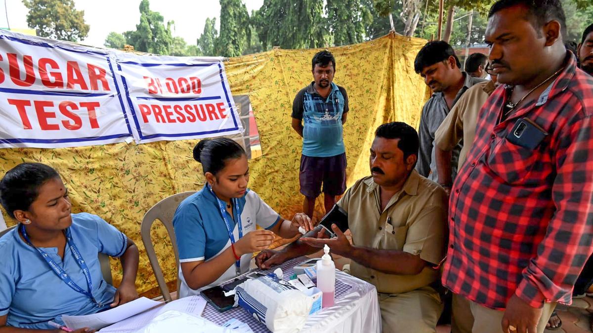 Maintain good health, Visakhapatnam Police Commissioner tells autorickshaw and school bus drivers