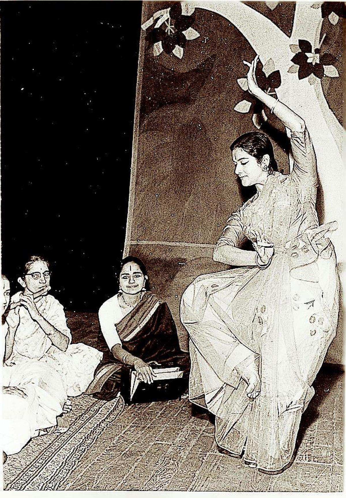 अपने एक प्रदर्शन के दौरान कमला। 