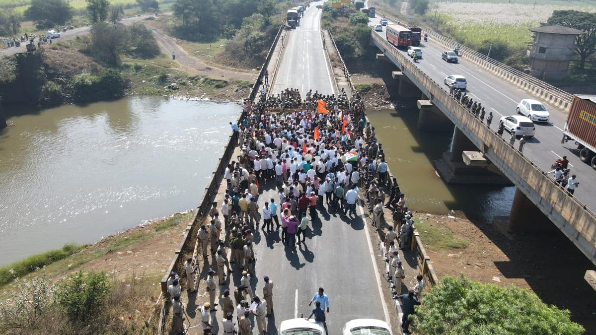Maharashtra leaders stopped at Karnataka border