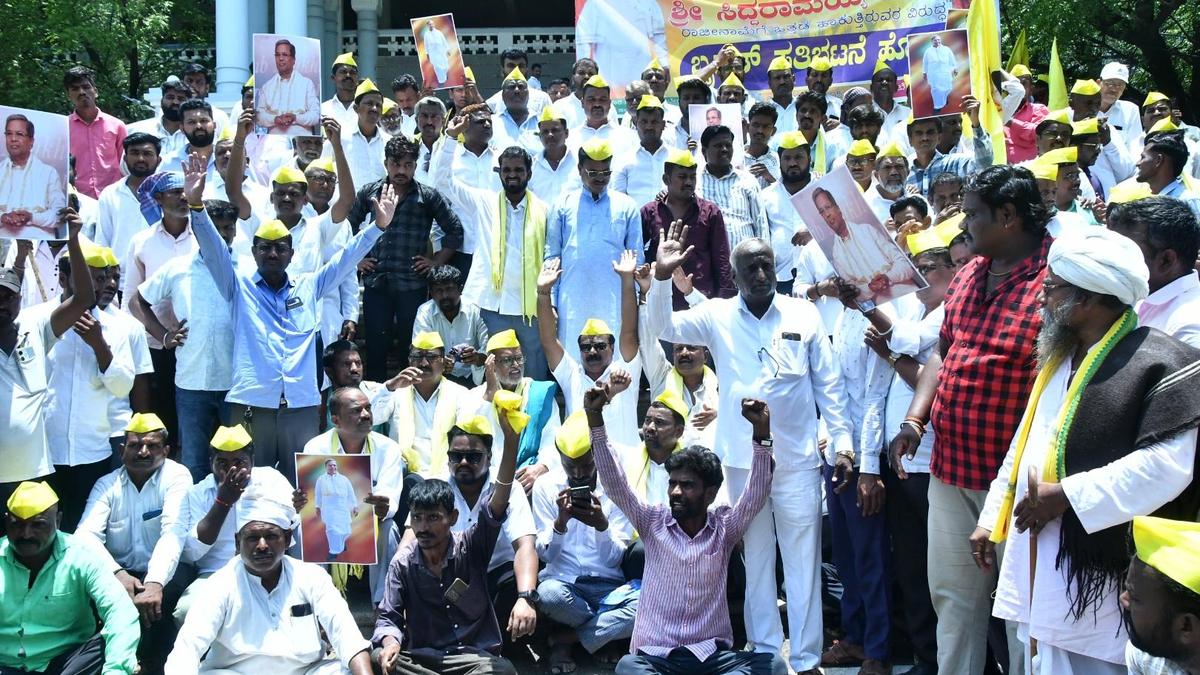 Accusing Congress of targeting Siddaramaiah, Kurubas stage protest