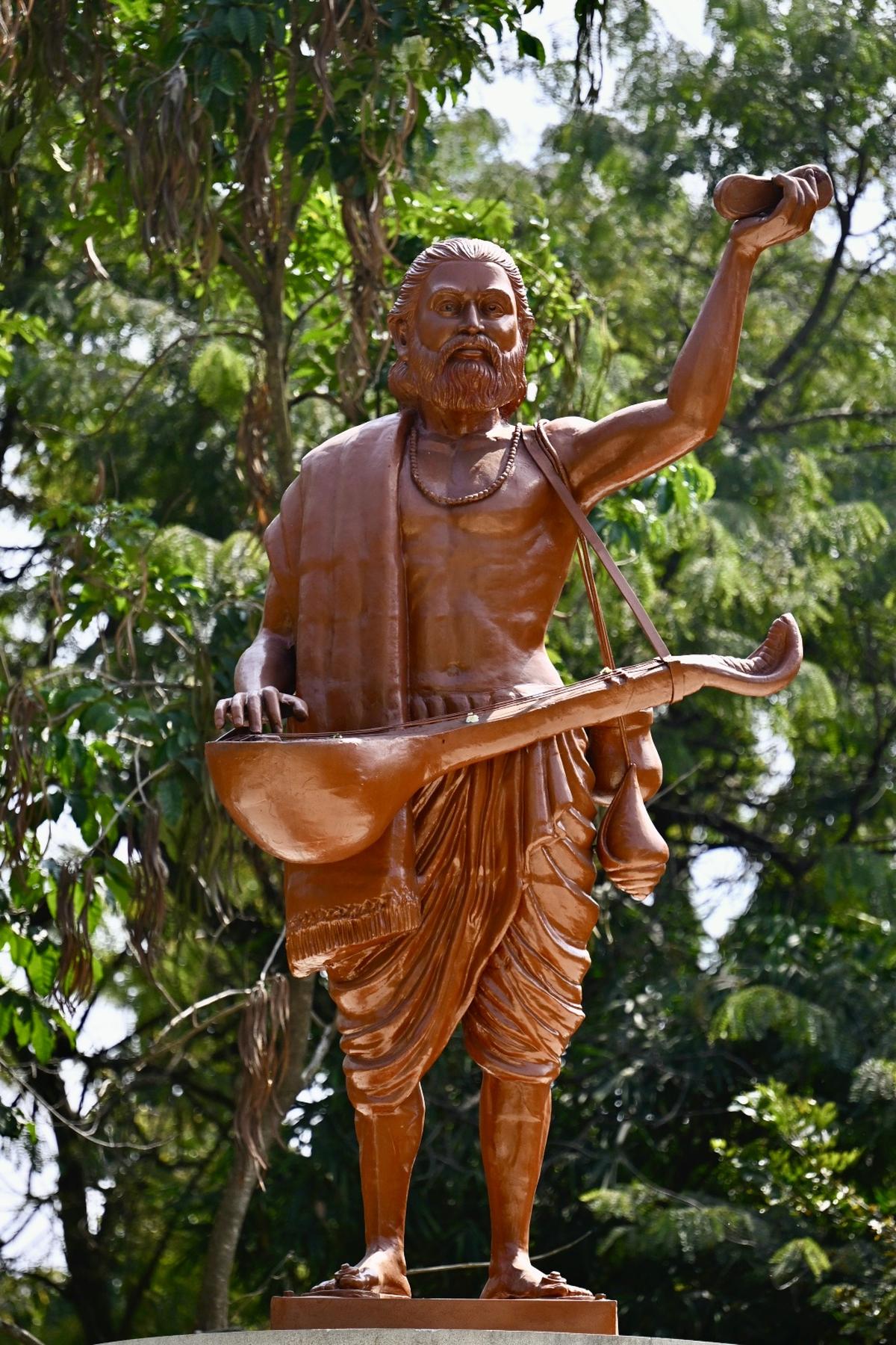  Statue of 16th century saint poet Kanakadasa.