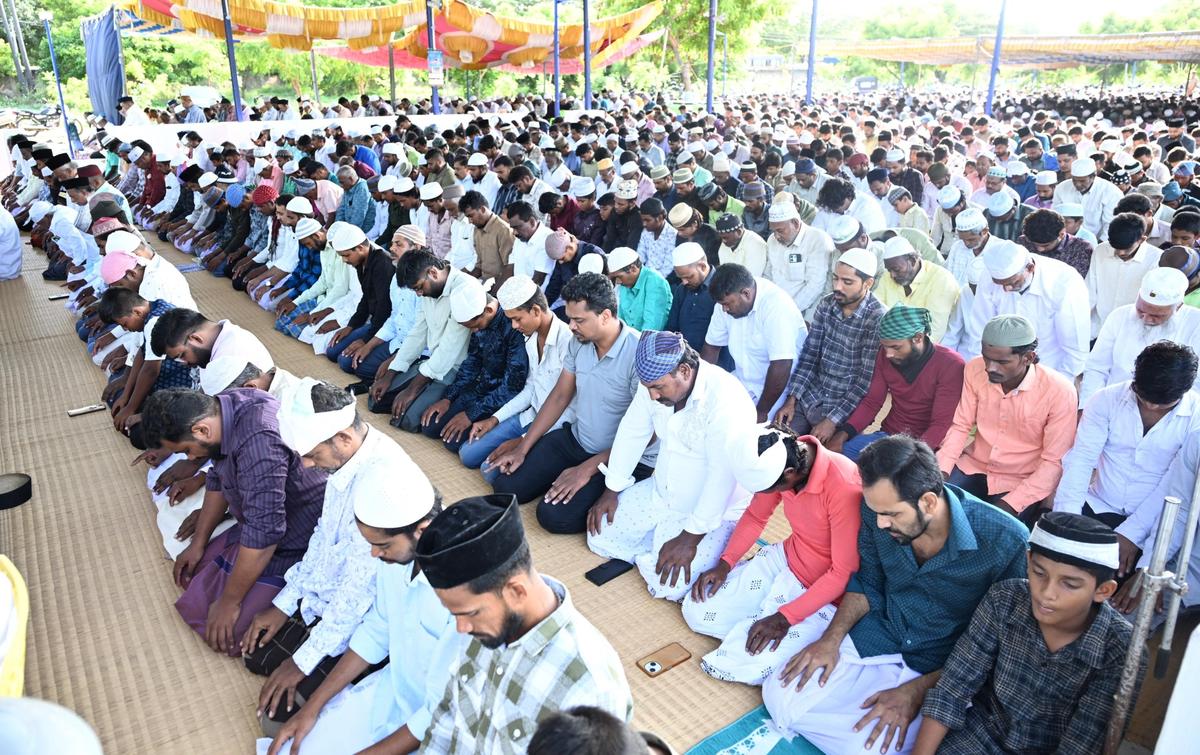 Giovedì i musulmani offrono preghiere in occasione di Bakrid a Ramanathapuram.