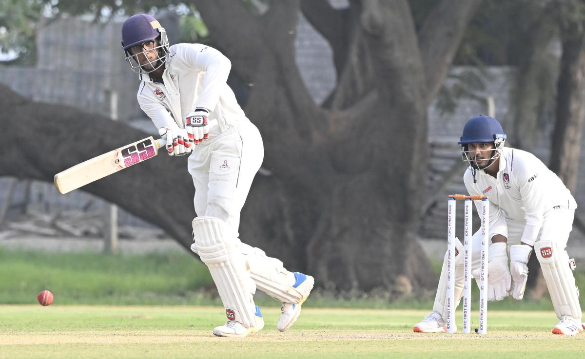 Andre Siddarth de Tamil Nadu (121 carreras) en acción contra Uttar Pradesh Andre Siddarth de Tamil Nadu (121 carreras) en acción contra Uttar Pradesh